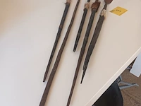 Lot 9 - houten afrikaanse speren. 5 stuks - afbeelding 4 van  4