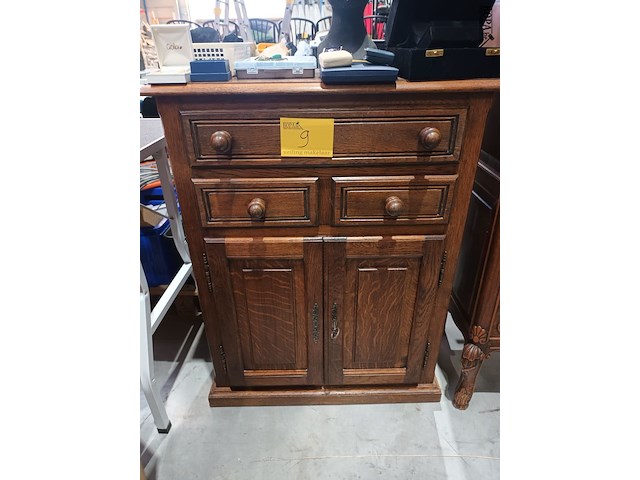 Lot 9 - houten kast - afbeelding 1 van  4