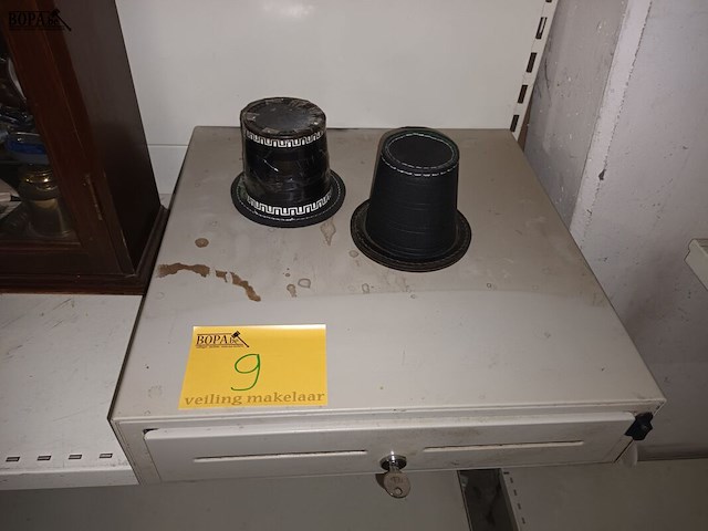 Lot 9 - kassalade en poker chapeau’s - afbeelding 1 van  3