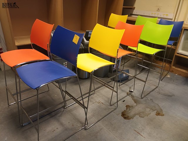 Lot 9 - kleurrijke barstoelen. 8 stuks - afbeelding 1 van  3