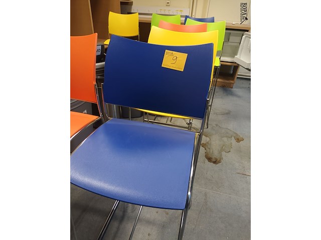 Lot 9 - kleurrijke barstoelen. 8 stuks - afbeelding 2 van  3