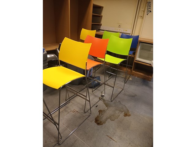 Lot 9 - kleurrijke barstoelen. 8 stuks - afbeelding 3 van  3