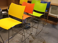 Lot 9 - kleurrijke barstoelen. 8 stuks - afbeelding 3 van  3