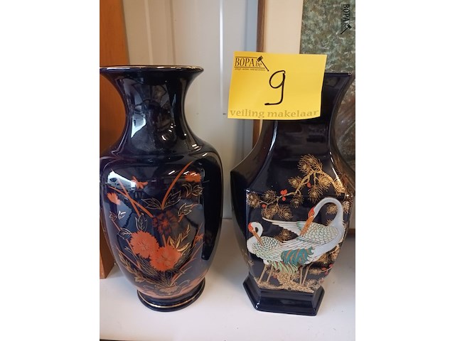 Lot 9 - kobalt blauwe vazen. 2 stuks - afbeelding 1 van  4
