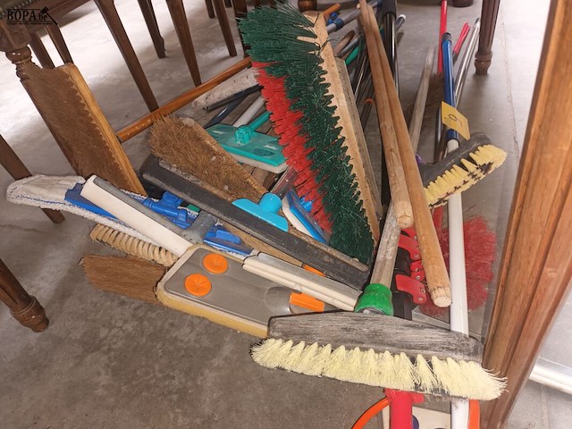 Lot 9 - kuismateriaal. 19 stuks - afbeelding 2 van  3