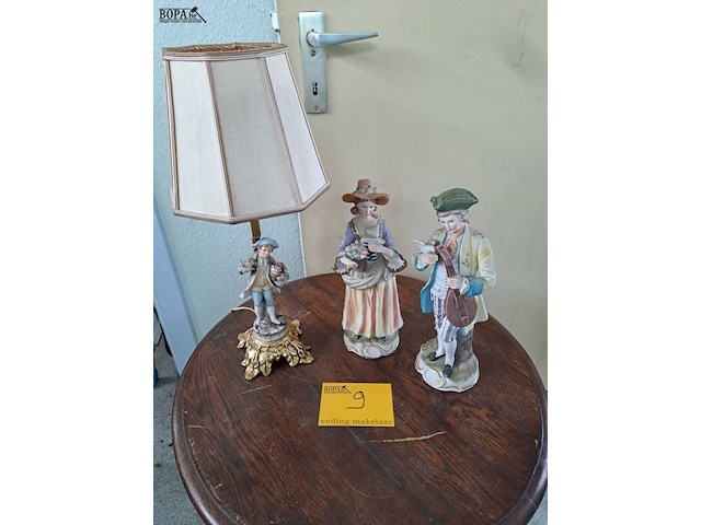 Lot 9 - lot tafellamp, 2 klassieke porseleinen figuren rococco stijl - afbeelding 1 van  3