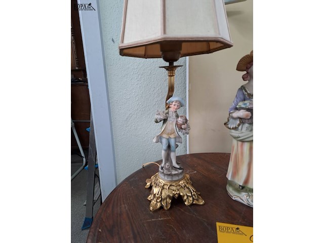 Lot 9 - lot tafellamp, 2 klassieke porseleinen figuren rococco stijl - afbeelding 2 van  3