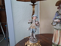 Lot 9 - lot tafellamp, 2 klassieke porseleinen figuren rococco stijl - afbeelding 2 van  3