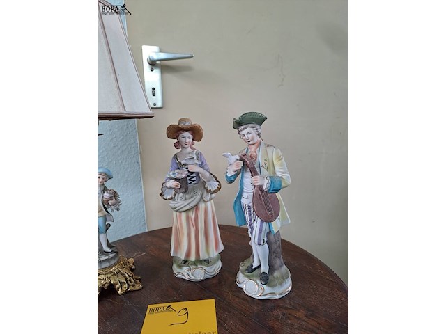 Lot 9 - lot tafellamp, 2 klassieke porseleinen figuren rococco stijl - afbeelding 3 van  3
