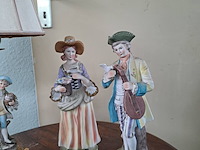 Lot 9 - lot tafellamp, 2 klassieke porseleinen figuren rococco stijl - afbeelding 3 van  3