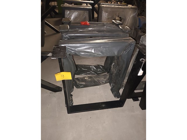 Lot 9 - metalen tafelpoten u-vorm. 6 stuks - afbeelding 1 van  3