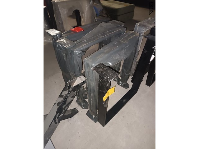 Lot 9 - metalen tafelpoten u-vorm. 6 stuks - afbeelding 3 van  3