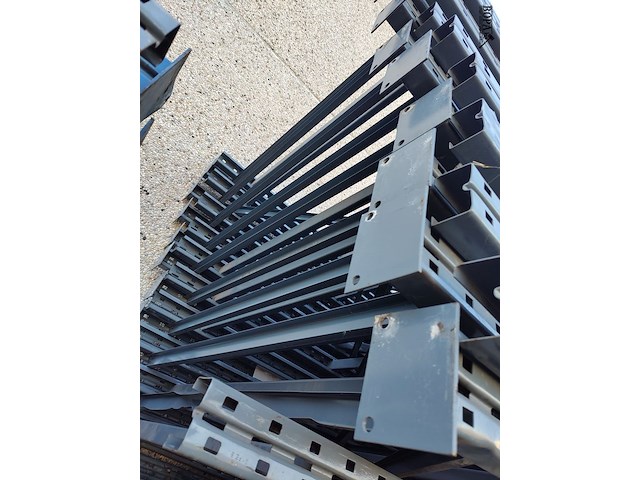 Lot 9 - palletstelling met 18 staanders - afbeelding 2 van  4
