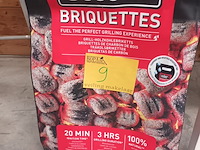 Lot 9 - restzak briquetten en houtskool