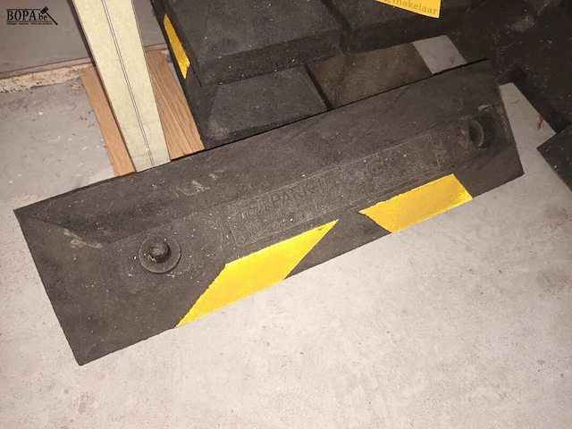 Lot 9 - rubberen parkeerstop. 5 stuks - afbeelding 3 van  5