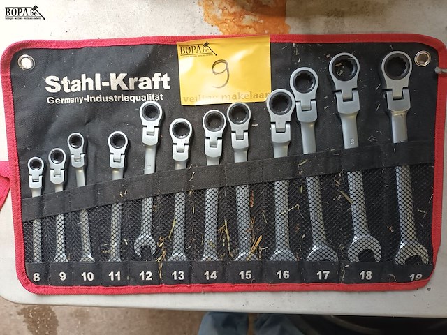 Lot 9 - set steek-ringsleutels - afbeelding 1 van  4