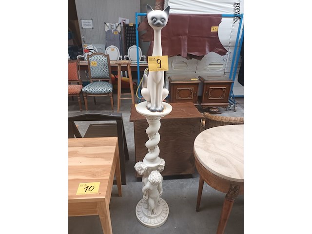 Lot 9 - sokkel met beeld kat - afbeelding 1 van  4