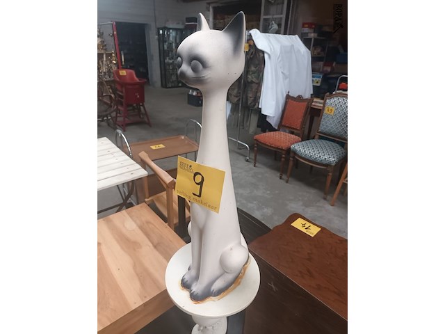 Lot 9 - sokkel met beeld kat - afbeelding 2 van  4