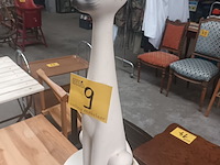 Lot 9 - sokkel met beeld kat - afbeelding 2 van  4