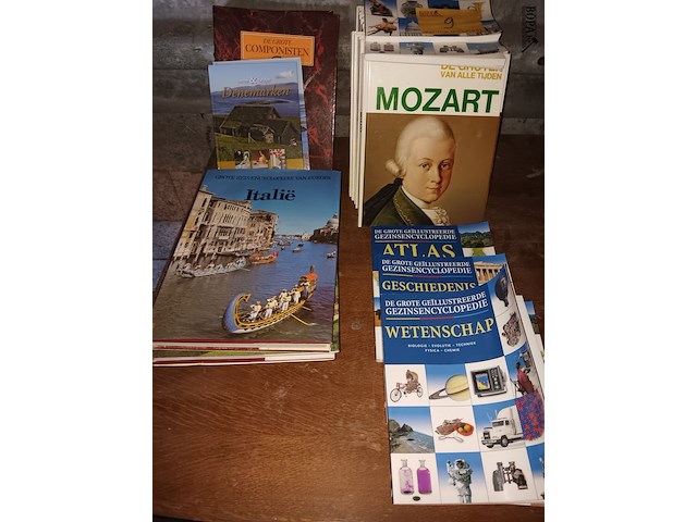 Lot 9 - tafel en boeken - afbeelding 2 van  2