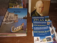 Lot 9 - tafel en boeken - afbeelding 2 van  2