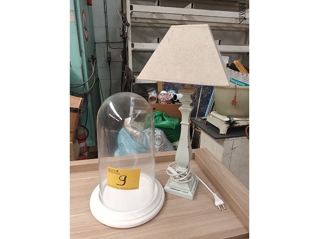 Lot 9 - tafellamp en glazen stolp - afbeelding 1 van  3