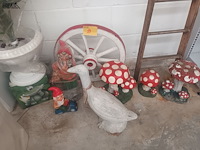 Lot 9 - tuindecoratie. 9 stuks