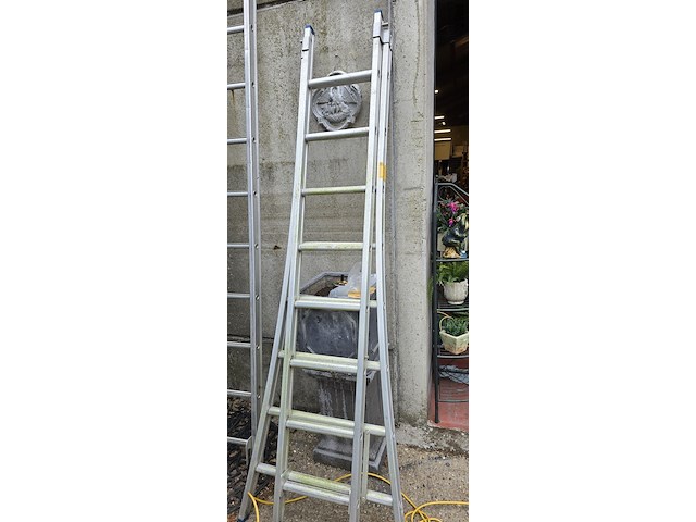 Lot 9 - uitschuifbare ladder 2 x 8 treden - afbeelding 1 van  3