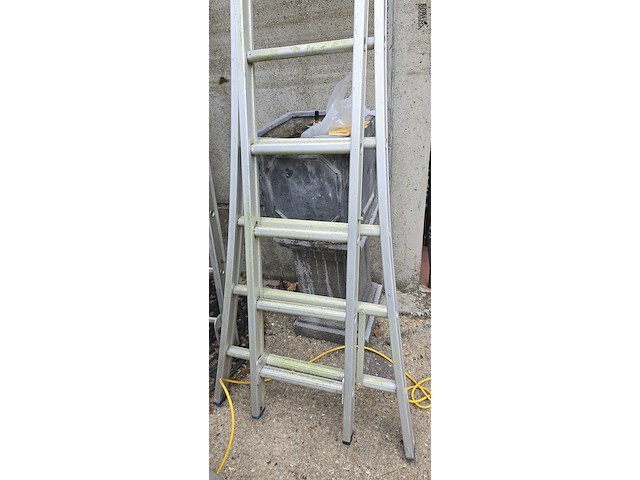 Lot 9 - uitschuifbare ladder 2 x 8 treden - afbeelding 2 van  3