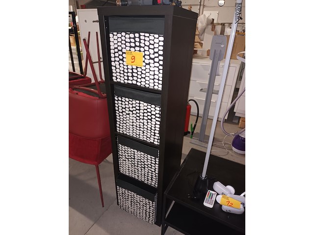 Lot 9 - vakkenkast met mandjes - afbeelding 1 van  3