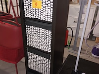 Lot 9 - vakkenkast met mandjes