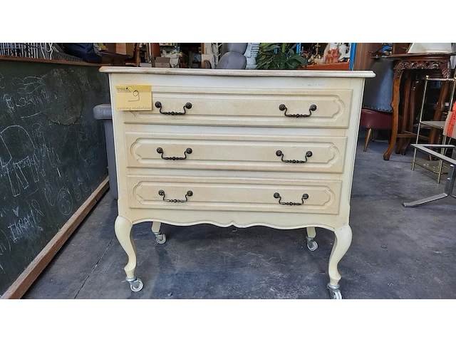 Lot 9 - vintage cremekleurige kast met donkerblauwe lades en sierlij - afbeelding 1 van  4