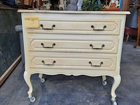 Lot 9 - vintage cremekleurige kast met donkerblauwe lades en sierlij