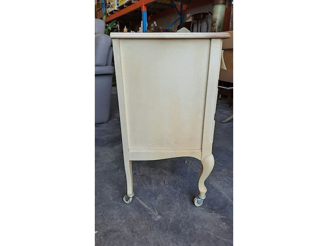 Lot 9 - vintage cremekleurige kast met donkerblauwe lades en sierlij - afbeelding 2 van  4