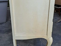 Lot 9 - vintage cremekleurige kast met donkerblauwe lades en sierlij - afbeelding 2 van  4