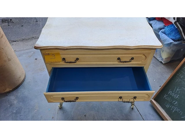Lot 9 - vintage cremekleurige kast met donkerblauwe lades en sierlij - afbeelding 3 van  4