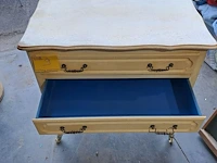 Lot 9 - vintage cremekleurige kast met donkerblauwe lades en sierlij - afbeelding 3 van  4