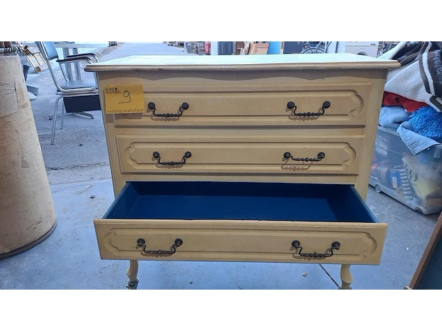 Lot 9 - vintage cremekleurige kast met donkerblauwe lades en sierlij - afbeelding 4 van  4