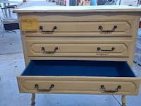 Lot 9 - vintage cremekleurige kast met donkerblauwe lades en sierlij - afbeelding 4 van  4