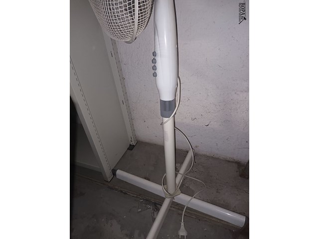 Lot 9 - vloerventilator - afbeelding 2 van  3