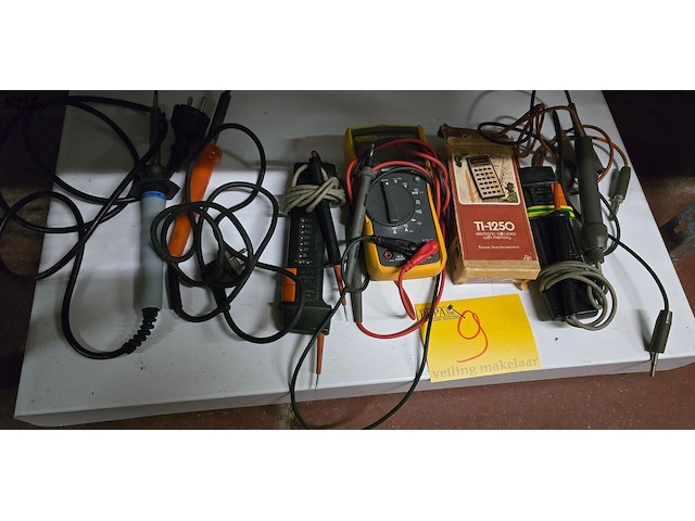 Lot 9 - volt/ohm meter, soldeerbout 7 stuks - afbeelding 1 van  4