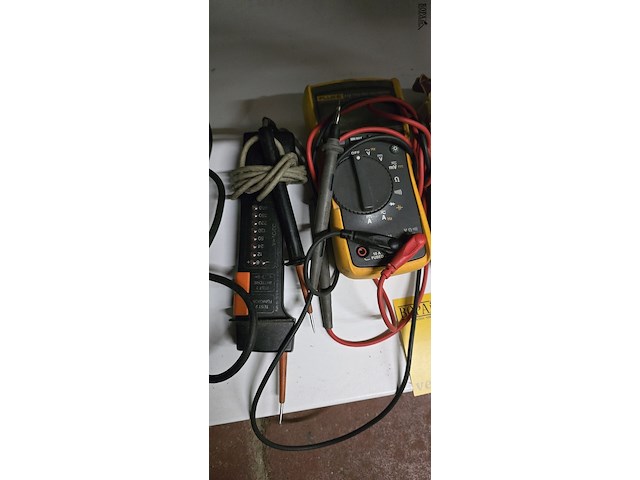 Lot 9 - volt/ohm meter, soldeerbout 7 stuks - afbeelding 3 van  4