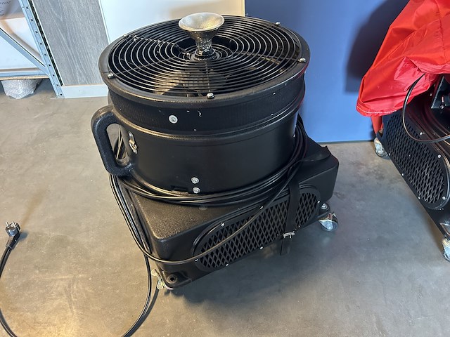 Lot 9 - windturbine - afbeelding 1 van  1