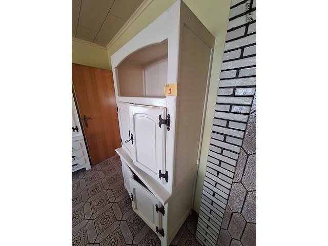 Lot 9 - witte houten kast - afbeelding 2 van  4