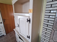 Lot 9 - witte houten kast - afbeelding 2 van  4