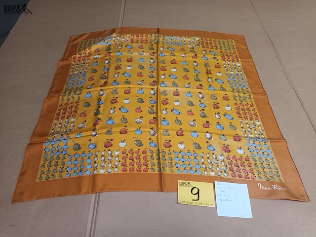 Lot 9 - zijden sjaal nina ricci - afbeelding 1 van  3