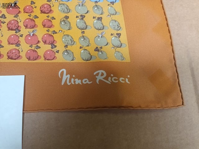 Lot 9 - zijden sjaal nina ricci - afbeelding 3 van  3