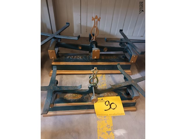 Lot 90 - antieke weegschaal onderstel. 2 stuks - afbeelding 1 van  5