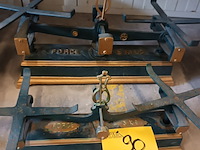 Lot 90 - antieke weegschaal onderstel. 2 stuks - afbeelding 1 van  5