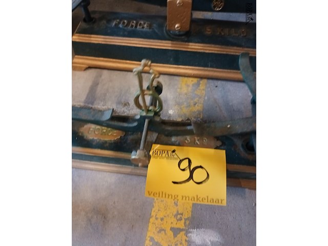 Lot 90 - antieke weegschaal onderstel. 2 stuks - afbeelding 2 van  5